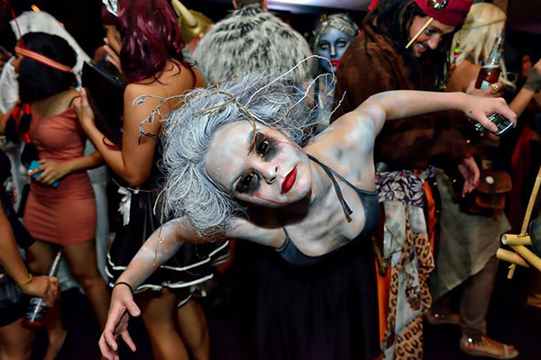 Vamos nos divertir e alegremente ... Dia dos santos: onde e como se encontrar no Halloween 2016