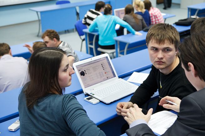 estudantes em uma palestra