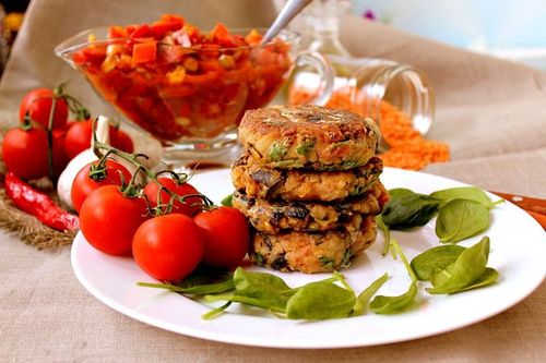Como comemorar no dia 23 de fevereiro no trabalho - hamburguer de lentilhas com molho de salsa apressadamente