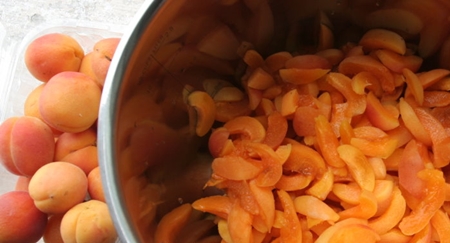 Geléia de damasco no multivark para o inverno