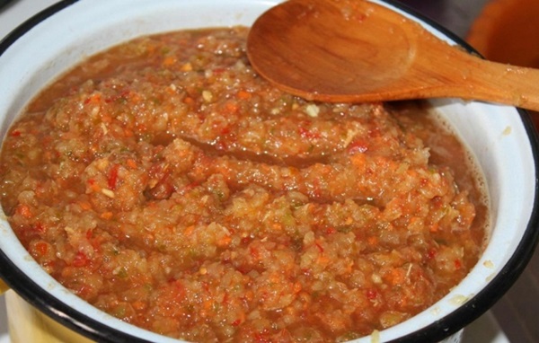 Adjika de abobrinha para o inverno: receitas passo a passo do espaço em branco com uma foto