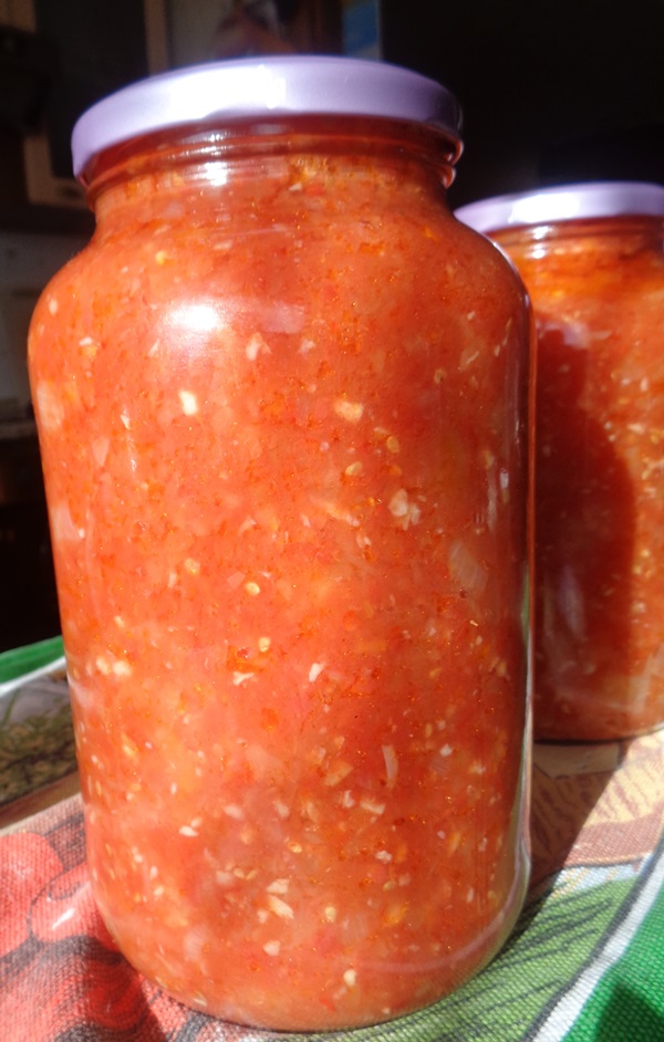 Adjika de abobrinha para o inverno: receitas passo a passo do espaço em branco com uma foto