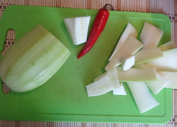 Adjika de abobrinha para o inverno: receitas passo a passo do espaço em branco com uma foto