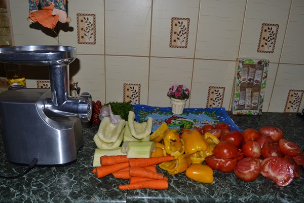 Adjika de abobrinha para o inverno: receitas passo a passo do espaço em branco com uma foto