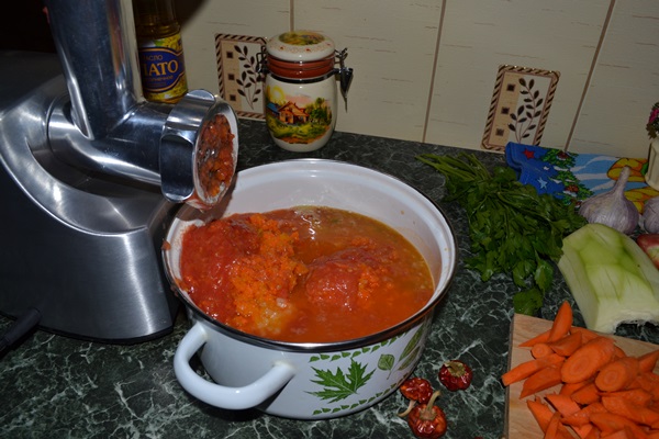 Adjika de abobrinha para o inverno: receitas passo a passo do espaço em branco com uma foto