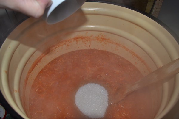 Adjika de abobrinha para o inverno: receitas passo a passo do espaço em branco com uma foto