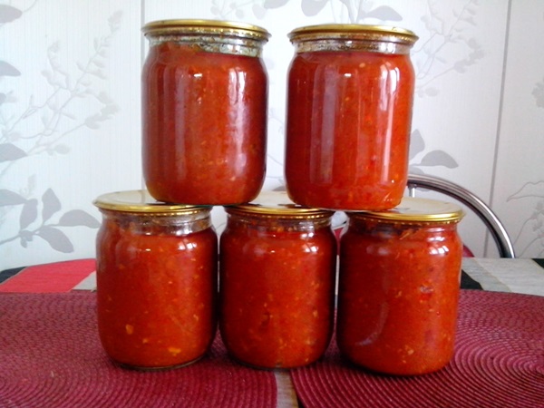 Adjika de abobrinha para o inverno: receitas passo a passo do espaço em branco com uma foto
