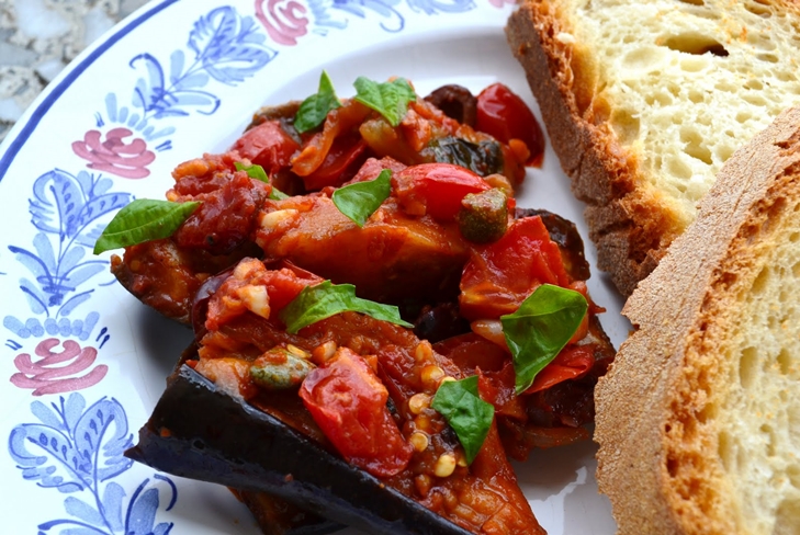 Beringelas em molho de tomate com alho para o inverno: Preservação de Prescrição de Foto