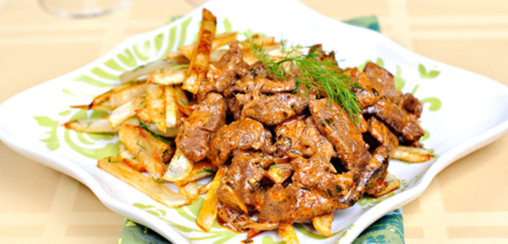stroganoff de carne em um prato
