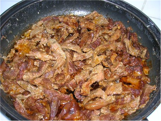 Stroganoff de carne em uma frigideira