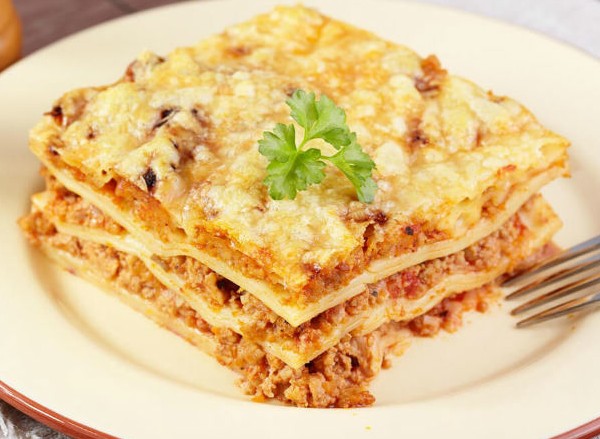 Jantar festivo delicioso e rápido em 23 de fevereiro, lasanha com cogumelos
