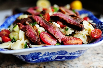 Foto de receita de salada interessante com abobrinha para aniversário