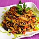 Foto de uma receita para salada de berinjelas fritas com tomate