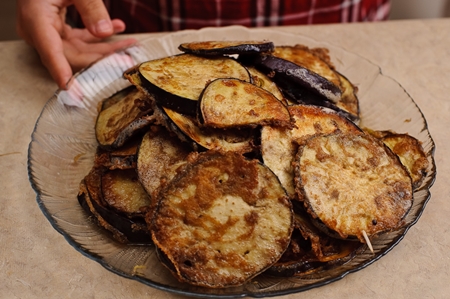 Foto de uma receita para salada de berinjelas fritas com tomate