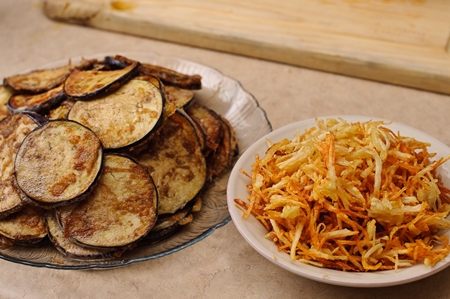 Foto de uma receita para salada de berinjelas fritas com tomate
