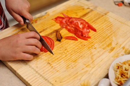Foto de uma receita para salada de berinjelas fritas com tomate
