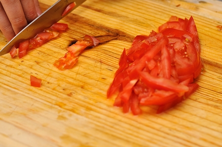 Foto de uma receita para salada de berinjelas fritas com tomate