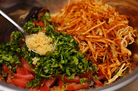 Foto de uma receita para salada de berinjelas fritas com tomate