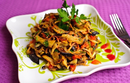 Foto de uma receita para salada de berinjelas fritas com tomate