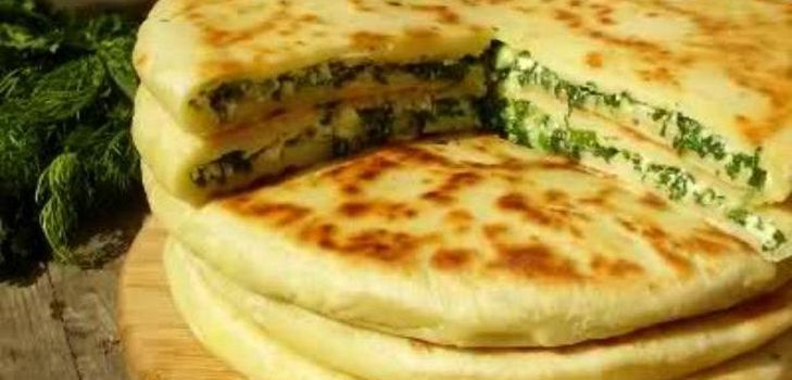 Você pode fazer khachapuri em kefir ou creme azedo. Como o enchimento use ovos ou carne. Ao mesmo tempo, quanto mais você se afasta da receita clássica, mais difícil será nomear sua obra-prima culinária khachapuri real. 