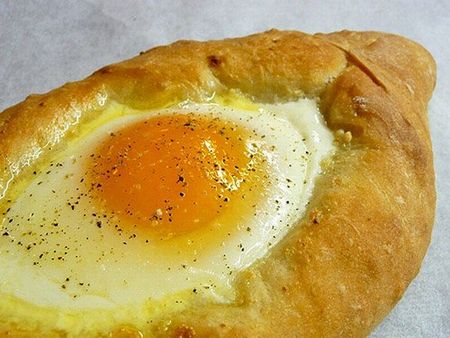 Você pode fazer khachapuri em kefir ou creme azedo. Como o enchimento use ovos ou carne. Ao mesmo tempo, quanto mais você se afasta da receita clássica, mais difícil será nomear sua obra-prima culinária khachapuri real. 