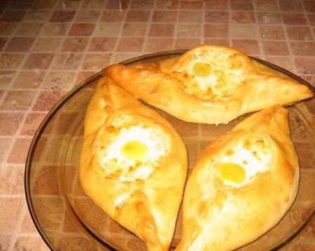 Você pode fazer khachapuri em kefir ou creme azedo. Como o enchimento use ovos ou carne. Ao mesmo tempo, quanto mais você se afasta da receita clássica, mais difícil será nomear sua obra-prima culinária khachapuri real. 