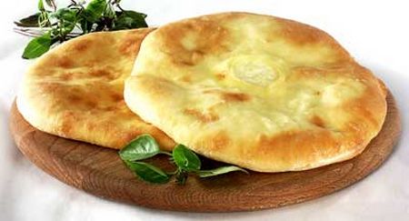 Você pode fazer khachapuri em kefir ou creme azedo. Como o enchimento use ovos ou carne. Ao mesmo tempo, quanto mais você se afasta da receita clássica, mais difícil será nomear sua obra-prima culinária khachapuri real. 