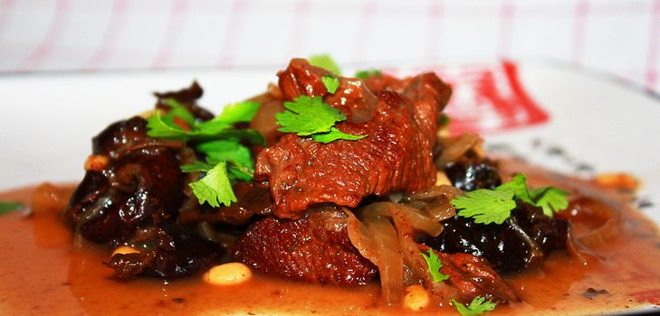 Receita de carne com ameixa seca no multivark - passo a passo com a foto