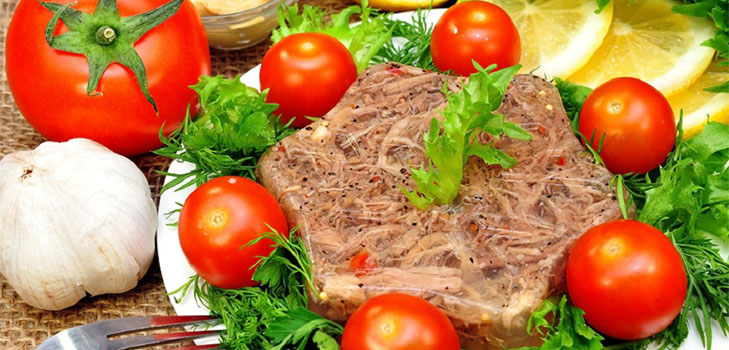 Receitas de um resfriado com fotos tomadas passo a passo - de porco, haste, carne, pernas de frango, com gelatina