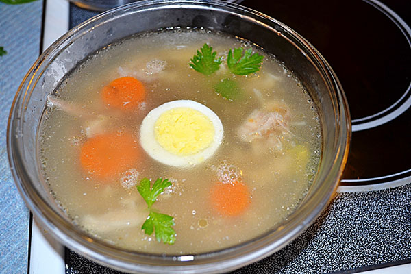 Receitas de um resfriado com fotos tomadas passo a passo - de porco, haste, carne, pernas de frango, com gelatina