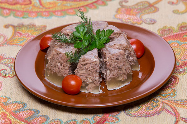 Receitas de um resfriado com fotos tomadas passo a passo - de porco, haste, carne, pernas de frango, com gelatina