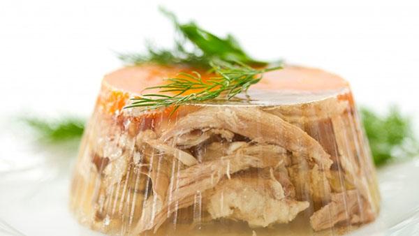 Receitas de um resfriado com fotos tomadas passo a passo - de porco, haste, carne, pernas de frango, com gelatina