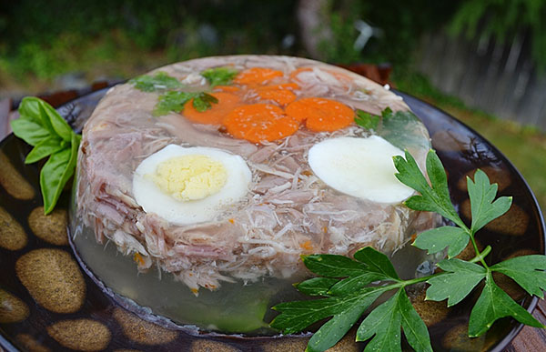 Receitas de um resfriado com fotos tomadas passo a passo - de porco, haste, carne, pernas de frango, com gelatina