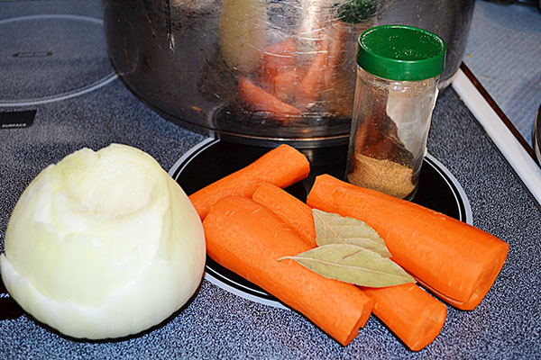 Receitas de um resfriado com fotos tomadas passo a passo - de porco, haste, carne, pernas de frango, com gelatina