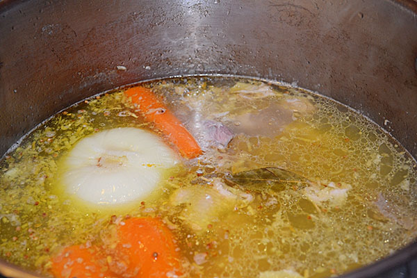 Receitas de um resfriado com fotos tomadas passo a passo - de porco, haste, carne, pernas de frango, com gelatina