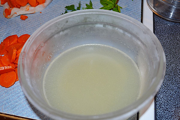 Receitas de um resfriado com fotos tomadas passo a passo - de porco, haste, carne, pernas de frango, com gelatina