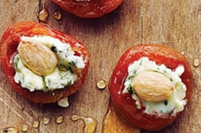 Aperitivo de damascos e queijo seco