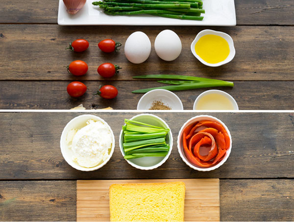 A idéia de um almoço de verão: torradas com salmão e uma salada de espargos quentes