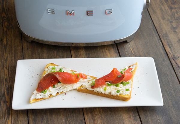 A idéia de um almoço de verão: torradas com salmão e uma salada de espargos quentes