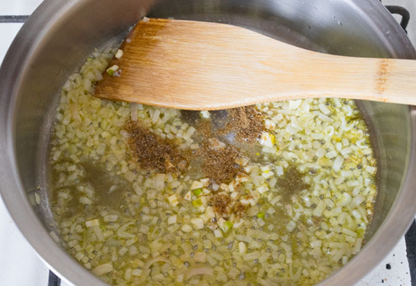 A idéia de um almoço de verão: torradas com salmão e uma salada de espargos quentes