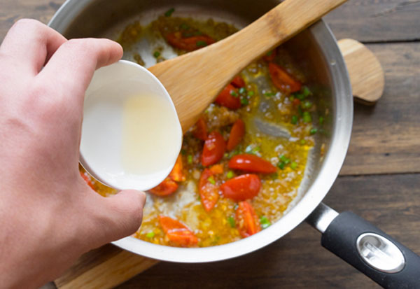 A idéia de um almoço de verão: torradas com salmão e uma salada de espargos quentes