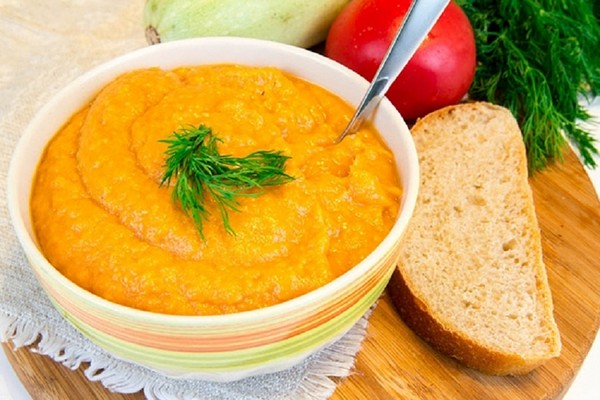 Caviar de abobrinha - receitas com maionese, pimenta, através de um moedor de carne, em uma multivariada