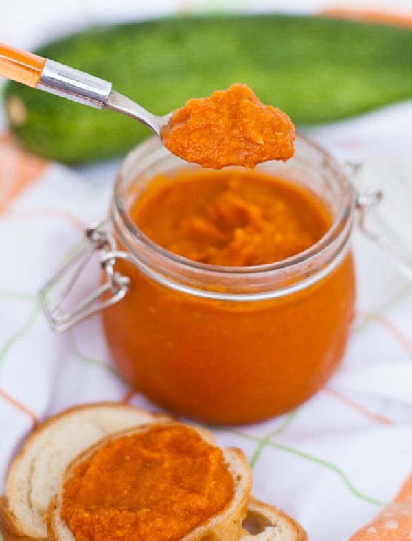 Caviar de abobrinha - receitas com maionese, pimenta, através de um moedor de carne, em uma multivariada