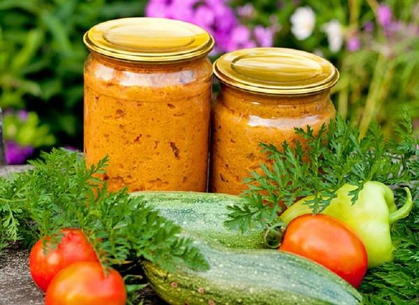 Caviar de abobrinha - receitas com maionese, pimenta, através de um moedor de carne, em uma multivariada