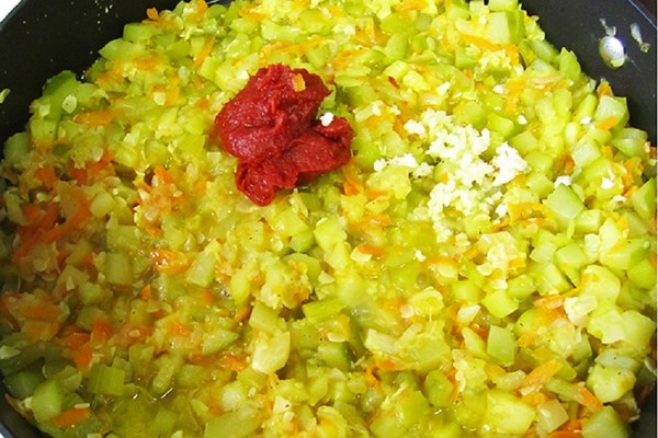 Caviar de abobrinha - receitas com maionese, pimenta, através de um moedor de carne, em uma multivariada