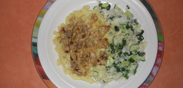 Carne de porco em um molho cremoso em um multivark