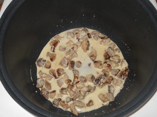 Carne de porco em um molho cremoso em um multivark