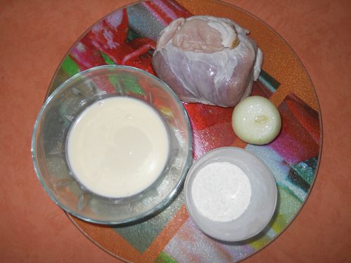 Carne de porco em um molho cremoso em um multivark