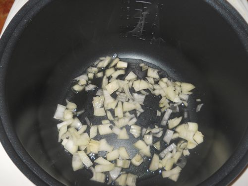 Carne de porco em um molho cremoso em um multivark