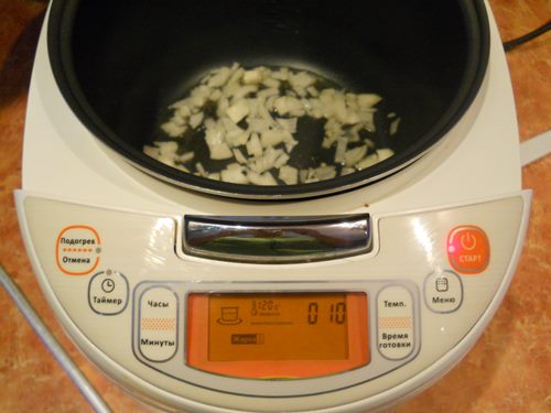 Carne de porco em um molho cremoso em um multivark
